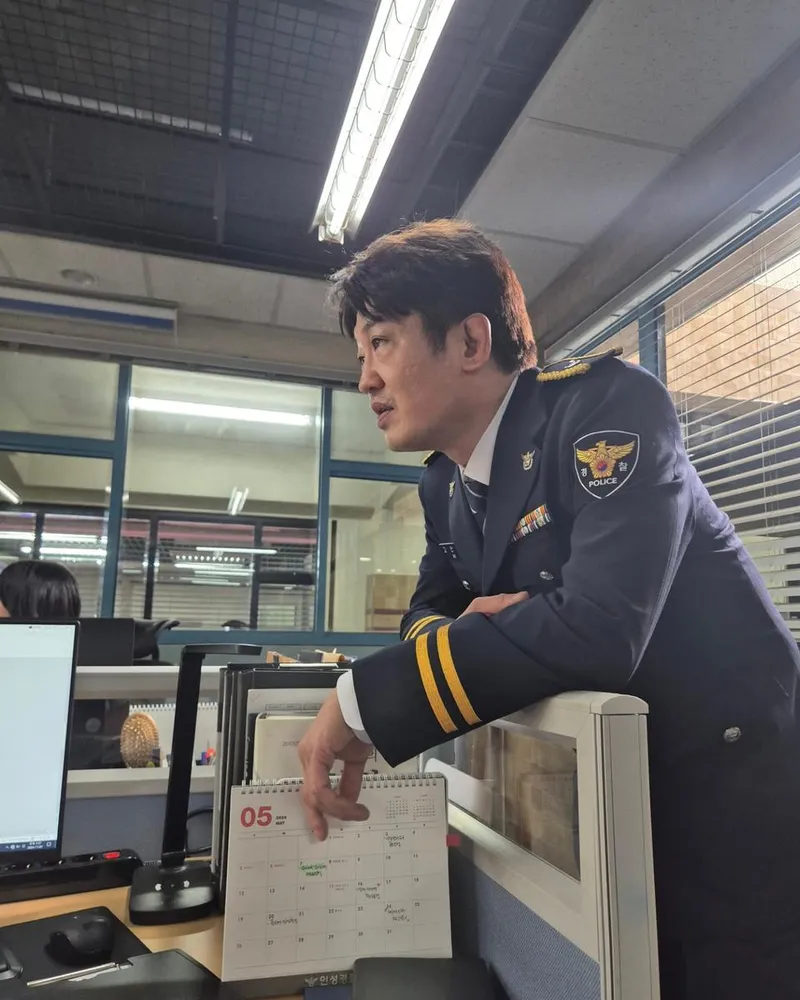 “事必歸正”…허성태, 단호한 시선→경찰 제복 권위미 / 배우 허성태 인스타그램