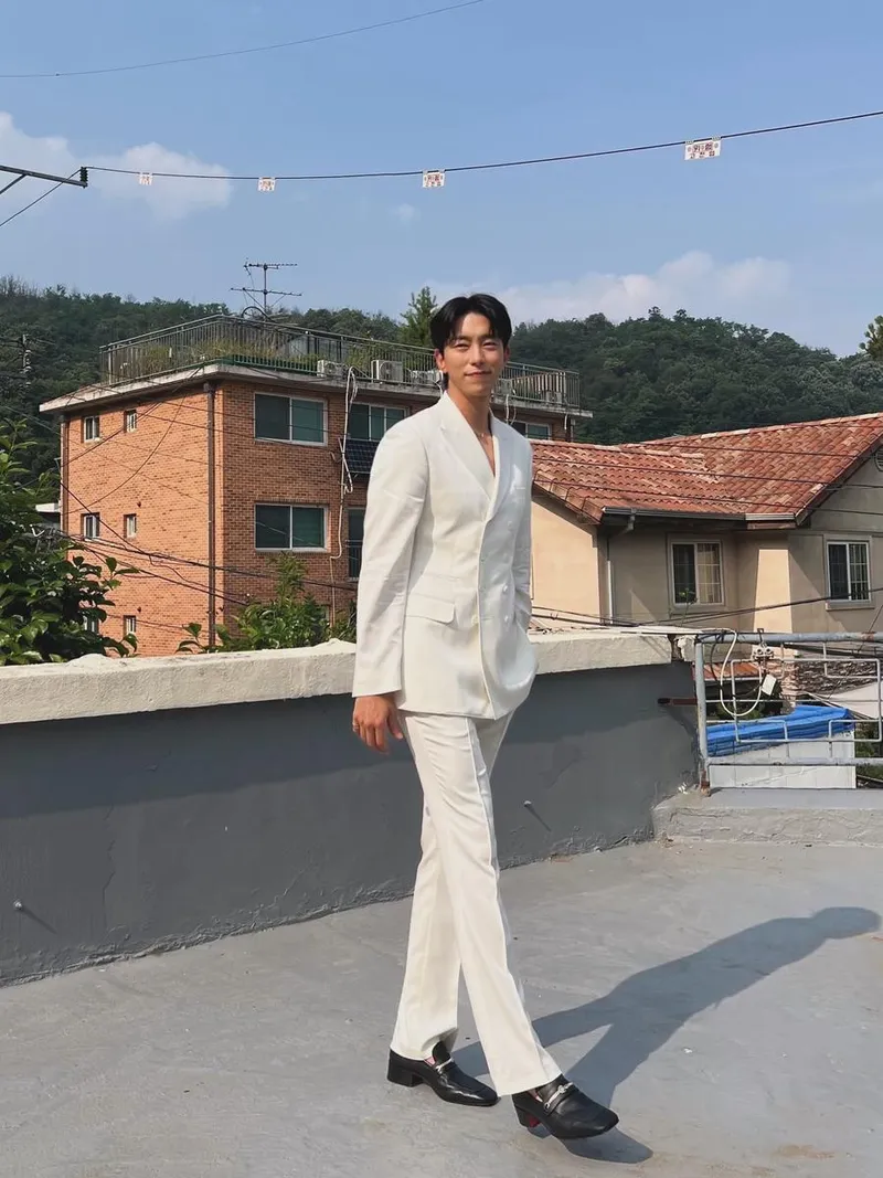 “햇살 따라 걷는 기분”…윤현민, 순백 슈트로 여름→청량 감성 완성 / 배우 윤현민 인스타그램