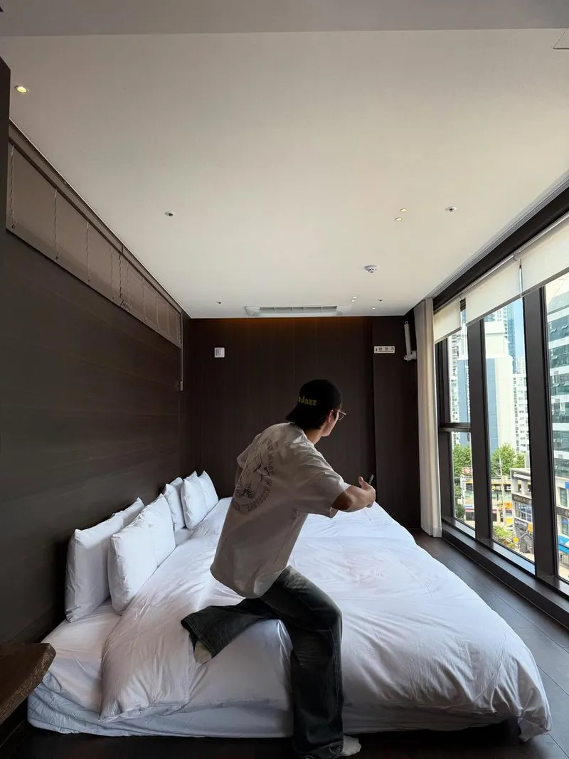 “자유로움에 몸을 맡긴 오후”…서인국, 도심 속 일상→여유로움 가득한 포즈 / 배우 서인국 인스타그램