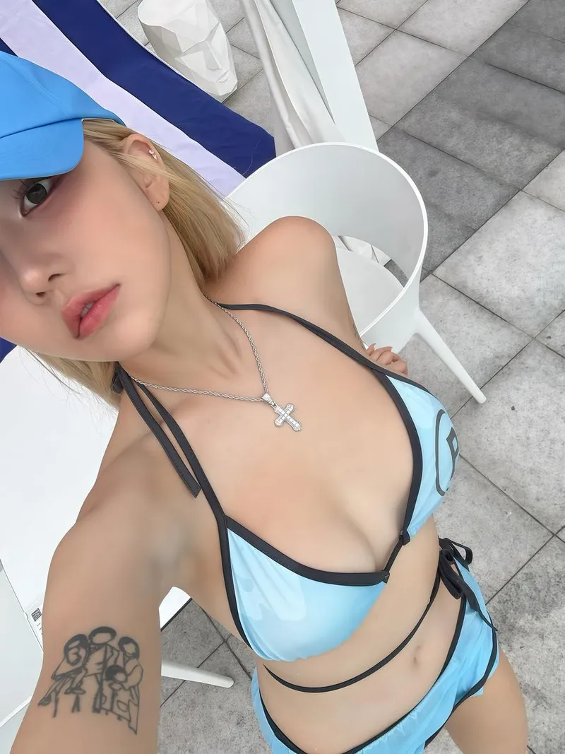 “여름 수영이 생각나는 계절”…시아지우, 시원한 블루로→청량감 폭발