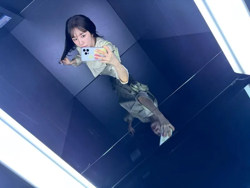 “오늘은 공연 보러 가요”…윤은혜, 반짝인 설렘→거울 셀카 속 새로운 시선 / 걸그룹 베이비복스, 배우 윤은혜 인스타그램