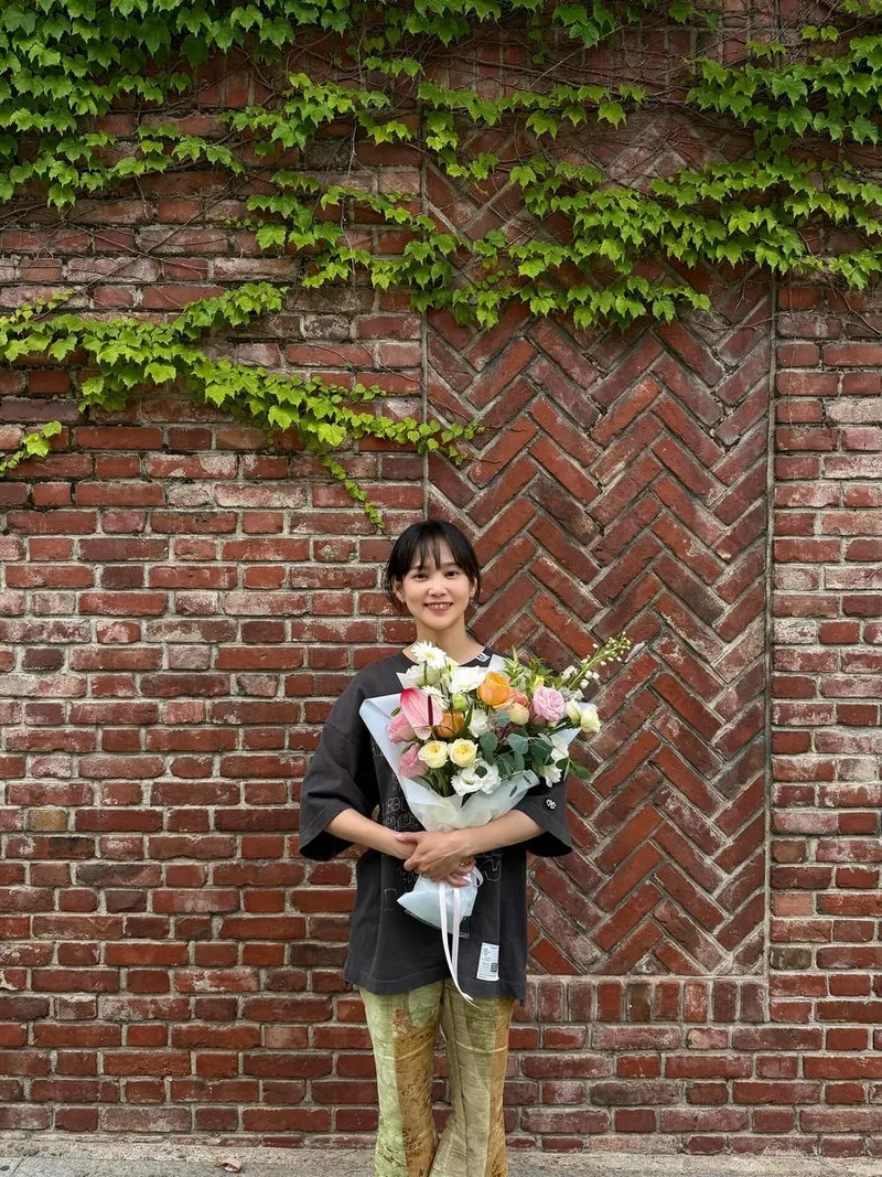 “플리마켓 후 다시 일상으로”…윤승아, 초여름 미소→꽃다발 품은 여운 / 배우 윤승아 인스타그램