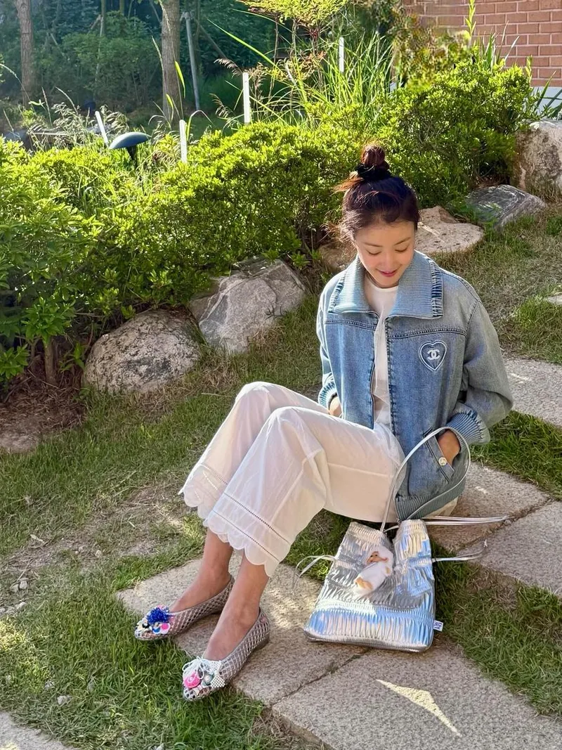 “꽃신 신고 나들이”…이시영, 초여름 햇살 아래→순수 미소 순간 / 배우 이시영 인스타그램