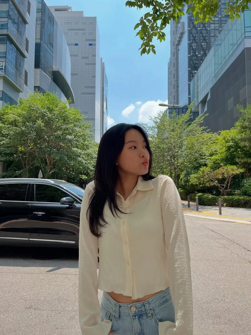 “햇살에 스며든 여유”…박유나, 도시 한복판→청량한 변신 / 배우 박유나 인스타그램