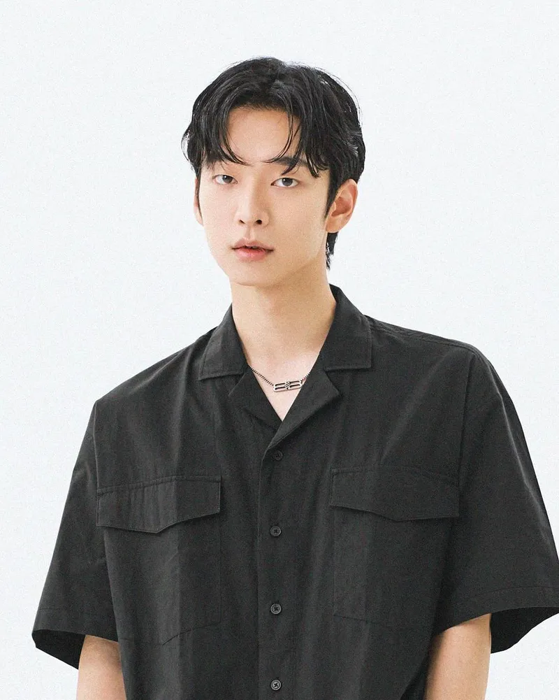 “너무 더워서 어떡하죠”…김동원, 여름 한복판→차분한 존재감 / 배우 김동원 인스타그램