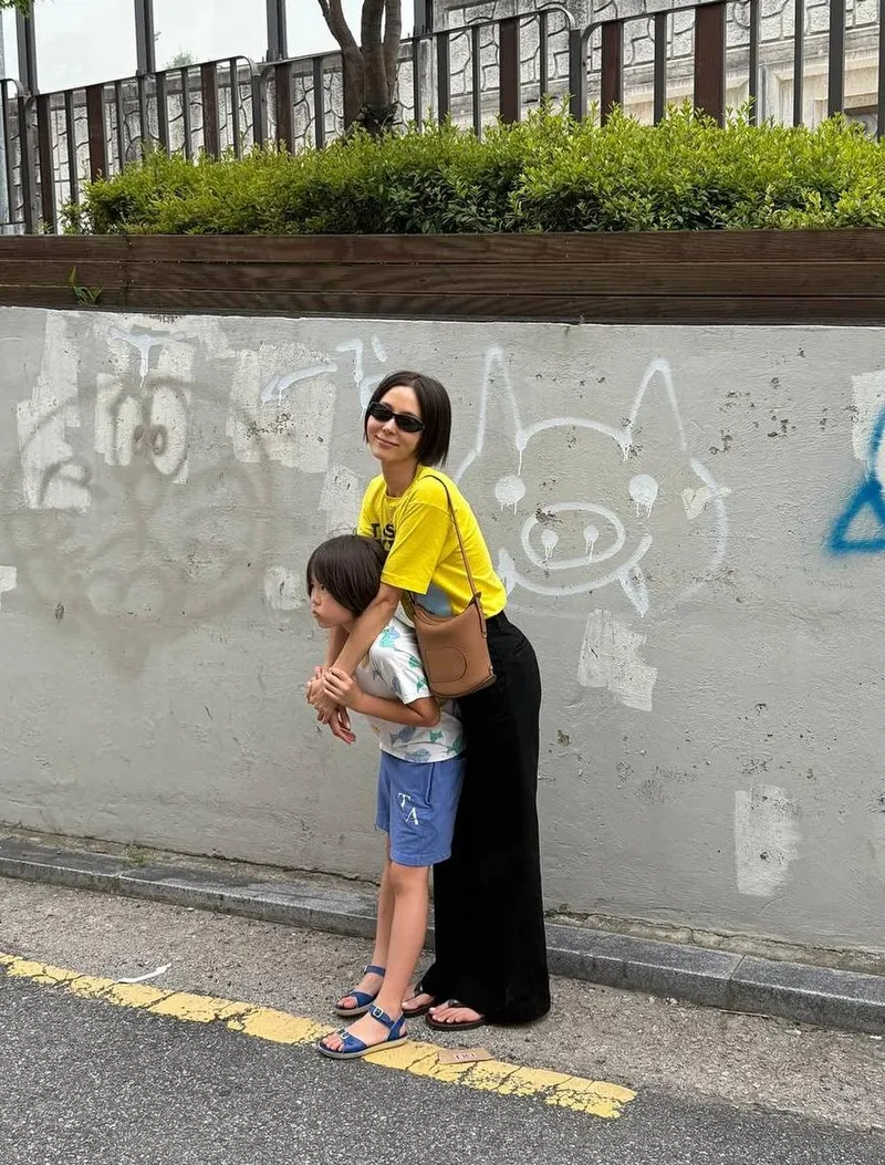 “내사랑 내곁에”…김나영, 여유로움 속 깊은 온기→초여름 산책길 위 다정한 포옹 / 방송인 김나영 인스타그램