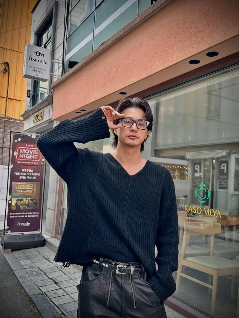 “날씨가 좋다 오늘”…김지훈, 거리의 자유로움→도심 무드에 녹아들다