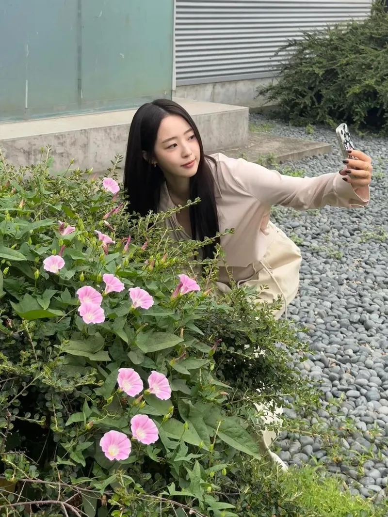 “꽃과 이어진 시선”…최예빈, 초여름 정원에서 담아낸 여운 / 배우 최예빈 인스타그램