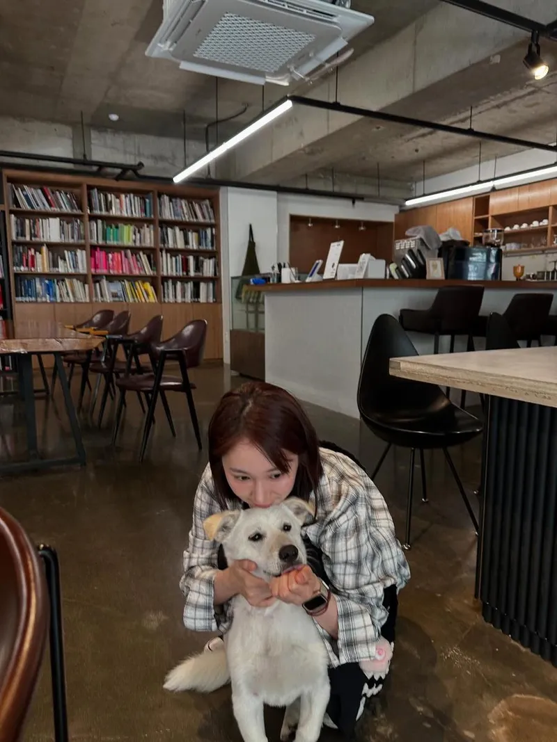 “손에 강냉이 있음”…미아, 느긋한 일상→따스한 교감 / 걸그룹 에버글로우 미아 인스타그램