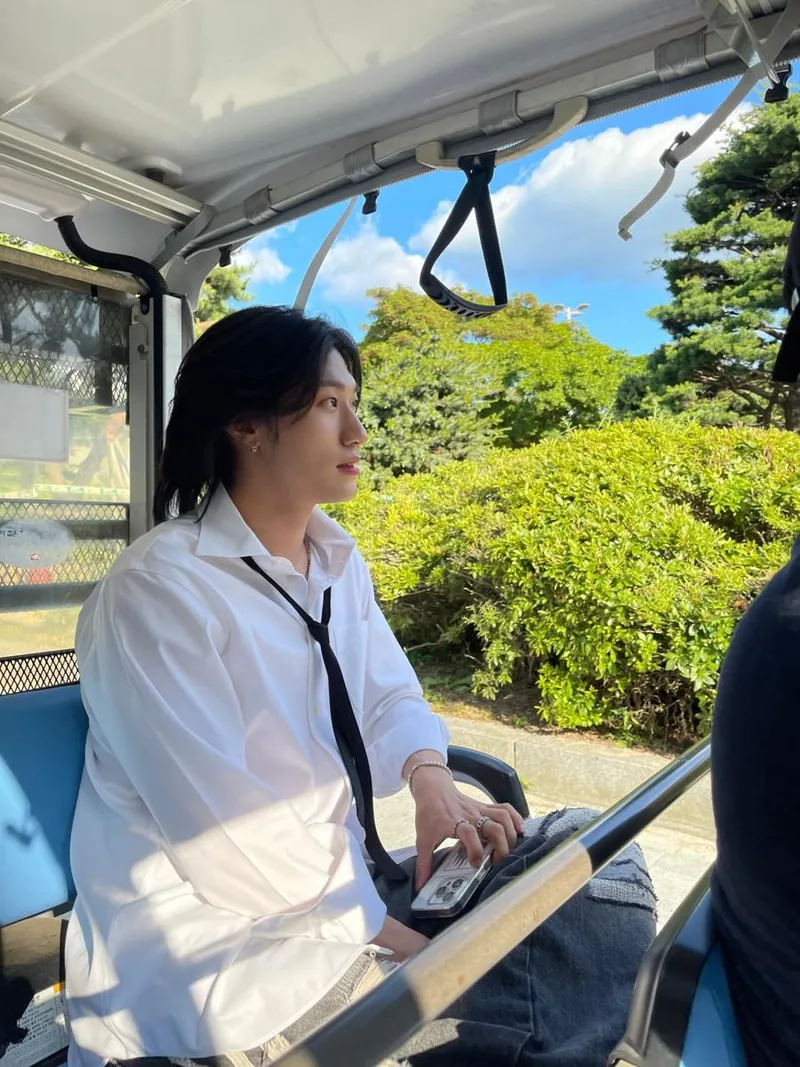 “초여름 바람 따라 스며든 시선”…방예담, 깊어가는 오후→청량한 존재감 / 가수 방예담 인스타그램