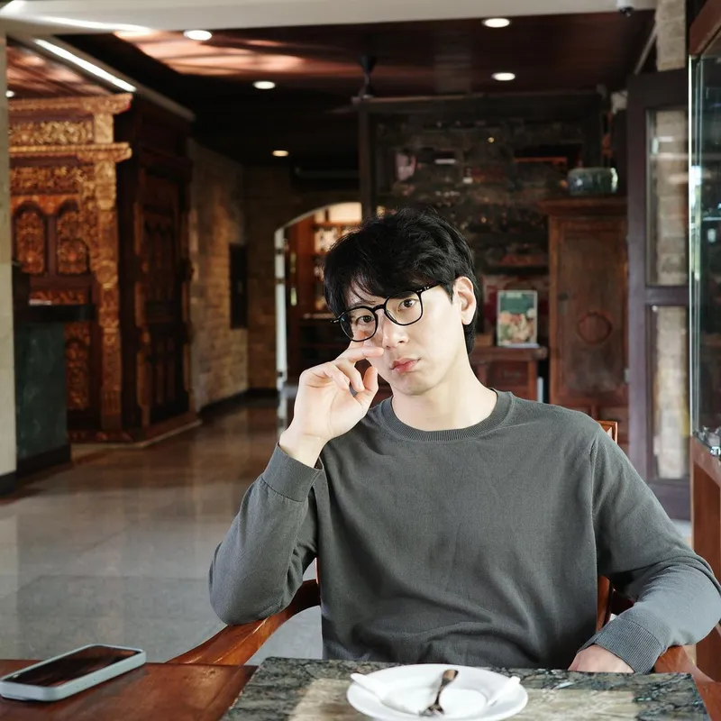 “커피가 너무 셨다”…한진희, 밤의 카페→진솔한 표정 담다 / 배우 한진희 인스타그램