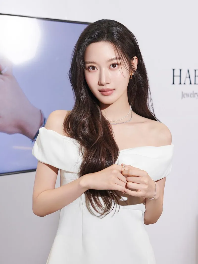 “오늘 하루를 더욱 빛나게 해준 순간”…문가영, 고요한 미소→청아한 화이트 여신 / 배우 문가영 인스타그램