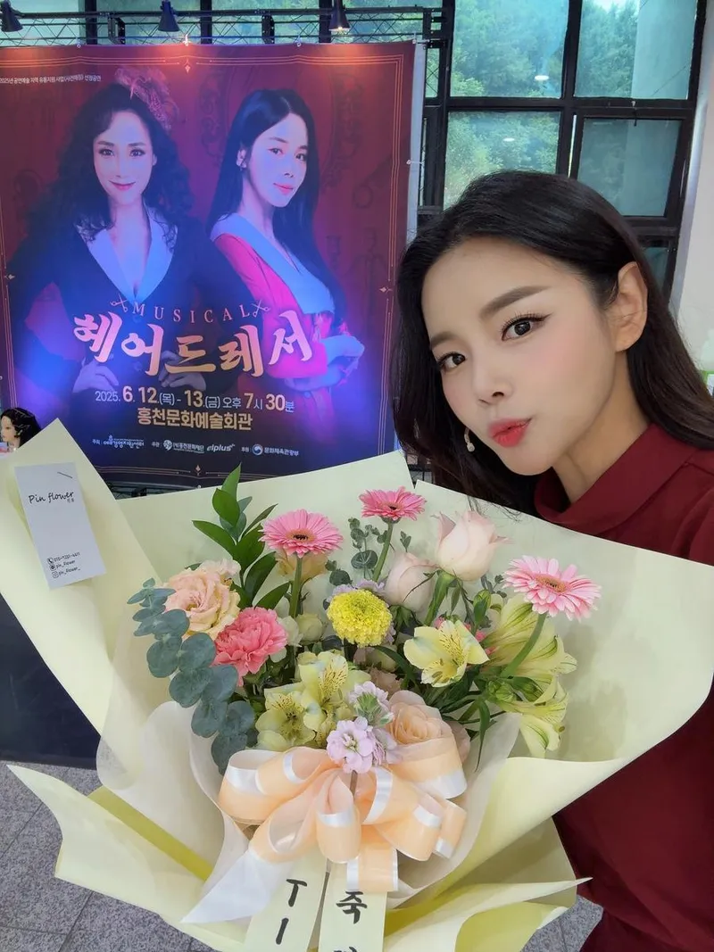 “첫 무대의 긴장도 설렘으로”…조정민, 꽃다발 들고 환한 미소→감동 물결 / 가수, 배우 조정민 인스타그램