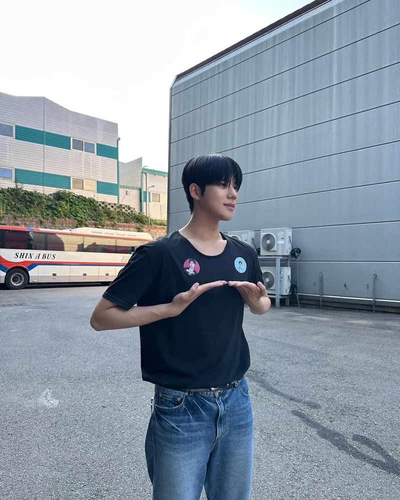 “조용한 웃음이 흐르는 순간”…문상민, 초여름 거리→잔잔한 존재감 / 배우 문상민 인스타그램
