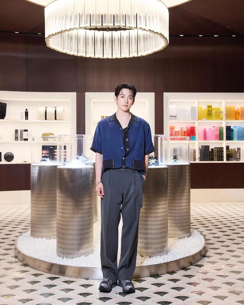 “은은한 조명 아래 담담히”…진영, 여름 날의 한가로움→감성 청량 셔츠룩 / 그룹 갓세븐 진영 인스타그램
