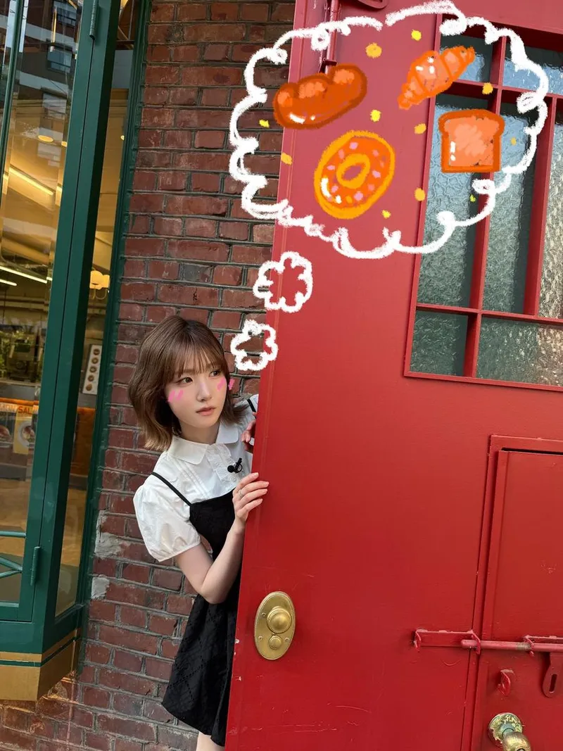 “빵 생각에 문틈 사이로”…히토미, 설렘 가득 오후→상상력 폭발 순간 / 걸그룹 세이마이네임 히토미 인스타그램