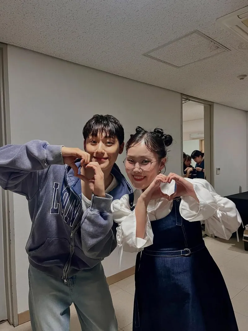 “연기천재와 우정샷”…박슬기, 환한 미소 속 설렘→찰칵 순간의 무드 / 배우 박슬기 인스타그램