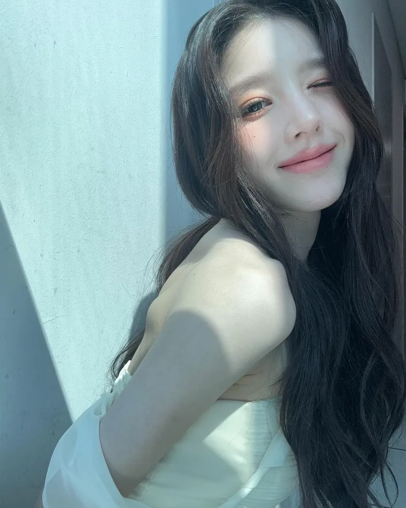 “Verified Beauty”…아르테미스 희진, 여름빛 속 압도적 존재감 / 걸그룹 아르테미스 희진 인스타그램