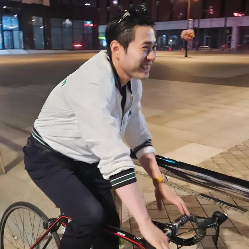 “이제는 자전거가 익숙해진 밤”…김민수, 도시 산책→미소로 채운 성장의 시간 / 나는 솔로 25기 영수 김민수 인스타그램