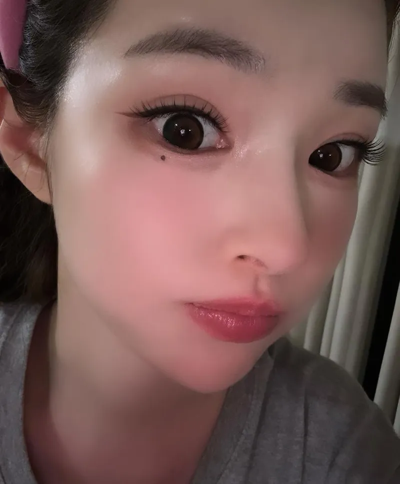 “아련한 눈빛이 머문 밤”…유혜원, 고요한 순간→근접 셀카로 감정 압도 / 커플팰리스2 출연자 모델 유혜원 인스타그램