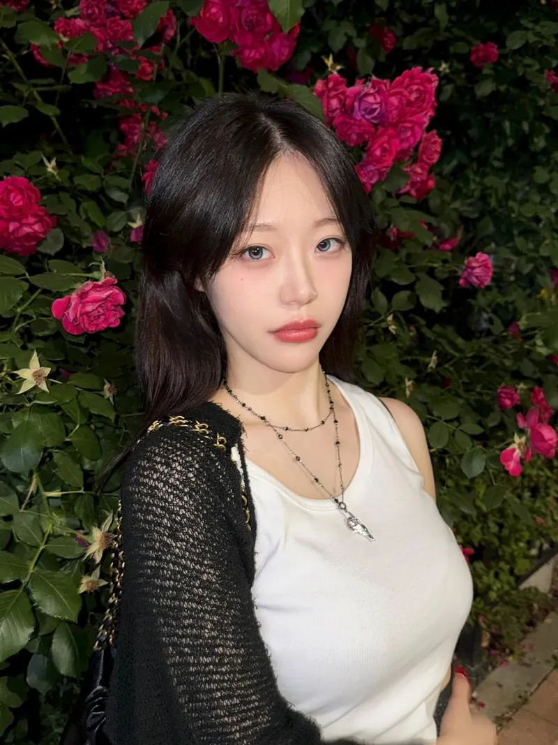 “느좋녀 합격인가요”…김지원, 장밋빛 밤속→수줍은 시선 압도 / 걸그룹 시그니처 김지원 인스타그램