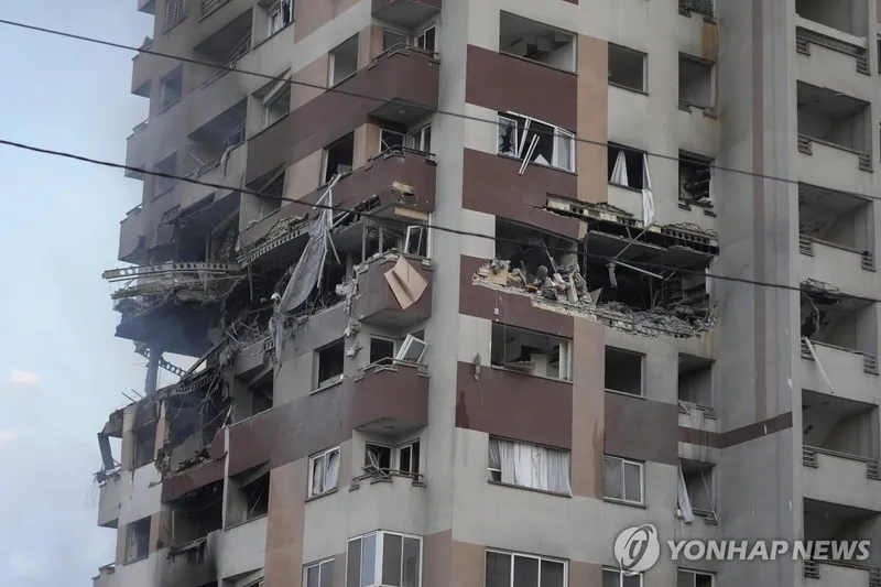 이스라엘 공격으로 파괴된 아파트 건물 / 연합뉴스