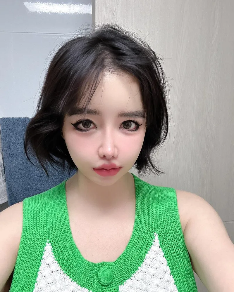 “초록빛 여운을 머금고”…박봄, 싱그러운 여름→단발 셀카 시선 압도 / 걸그룹 2NE1 박봄 인스타그램