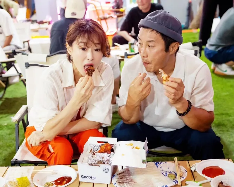 “나란히 앉아 치킨 한 입”…예지원, 남다른 동료애→여름 밤 추억 소환 / 배우 예지원 인스타그램