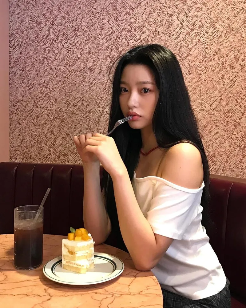 “움얌연습하고케이크먹고”…강두나, 여름 한가운데서→느릿한 휴식의 설렘 / 걸그룹 첫사랑 강두나 인스타그램
