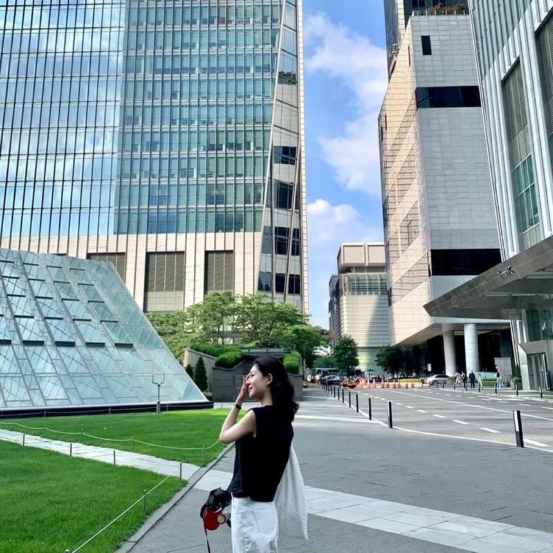 “맑은 하늘 아래 멈춘 시선”…백진희, 도심 산책→여름 청량감 전율 / 배우 백진희 인스타그램
