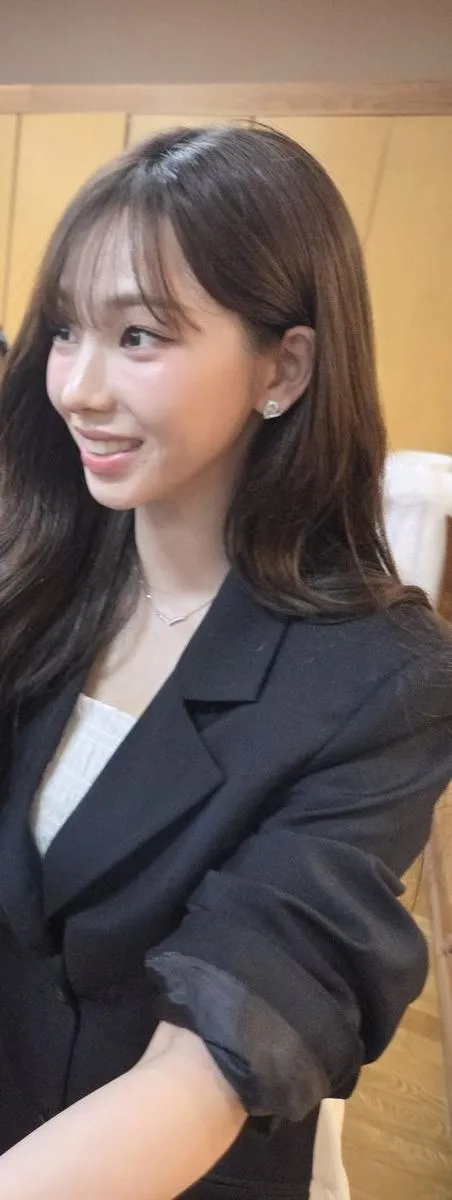 “성당의 조용한 미소”…에스파 카리나, 언니 위해 뭉클한 축복→현장 술렁