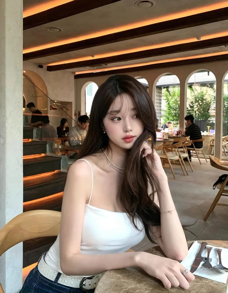 “예쁜데 가면 사진 100장 예약이구요”…윤영채, 여름 햇살 속→청순미 폭발 / 인플루언서 윤영채 인스타그램