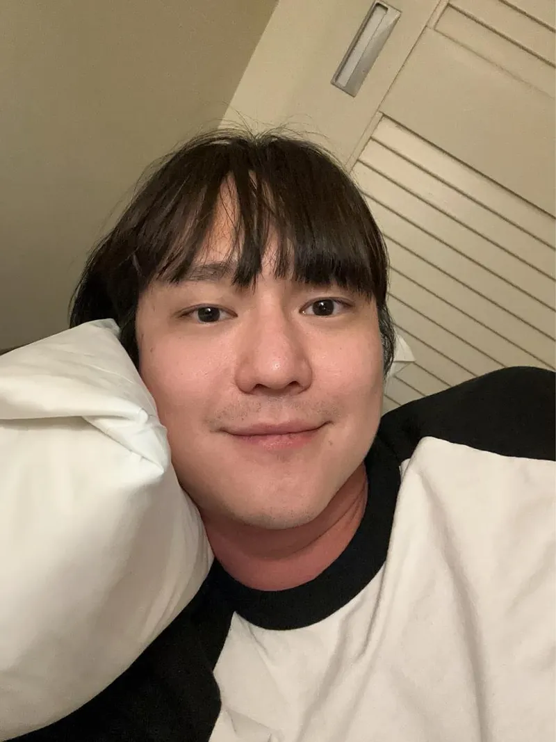 “오늘도 조용히 빛나다”…고경표, 평온한 오후→나른한 힐링 셀카 / 배우 고경표 인스타그램