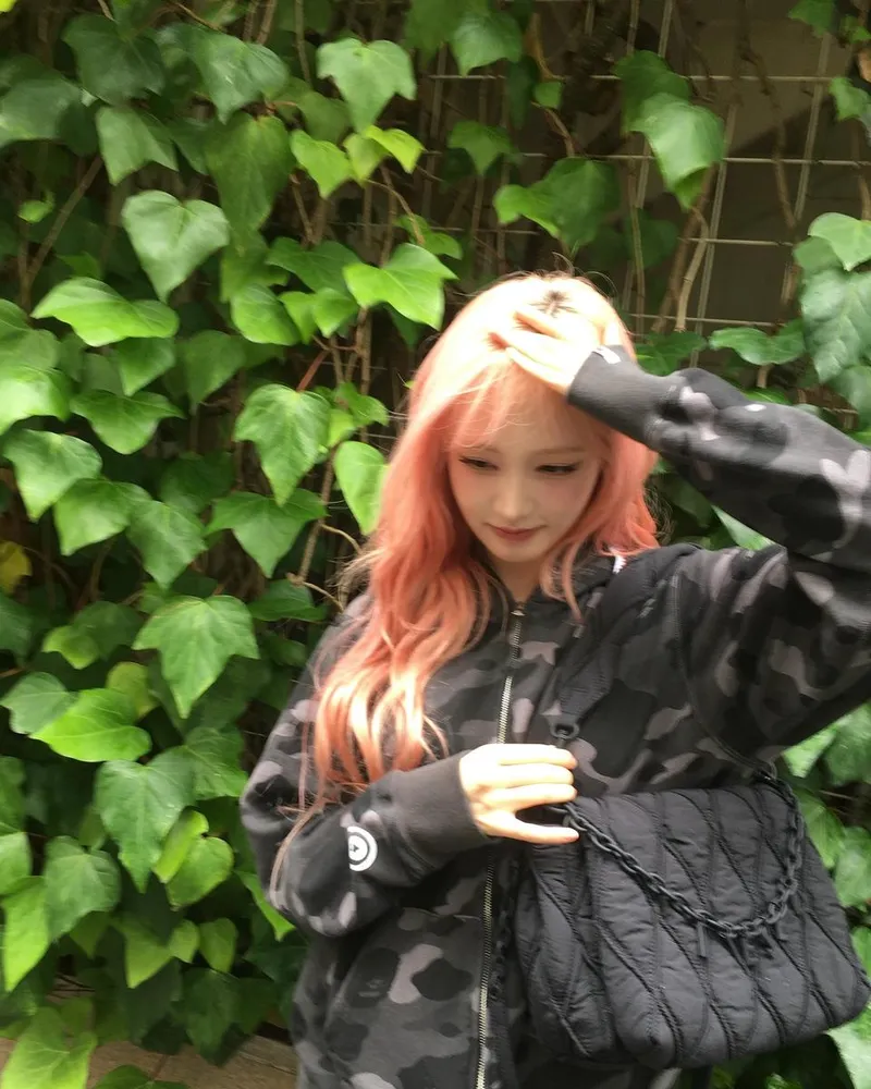 “여름이다아”…리즈, 초록빛 배경→청량 감성 폭발 / 걸그룹 아이브 리즈 인스타그램