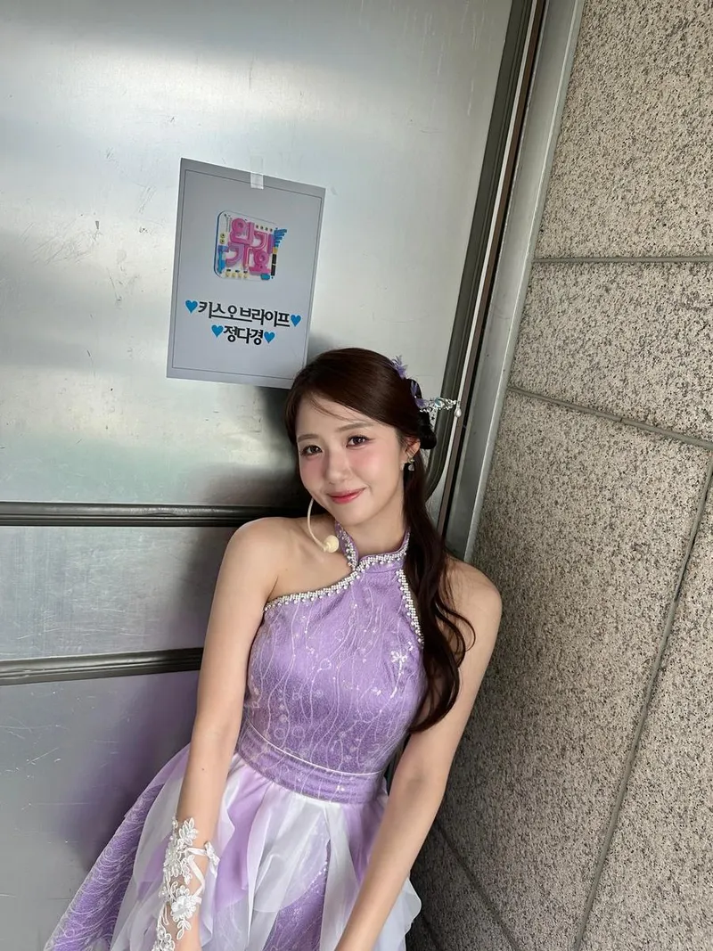 “오늘 SBS 인기가요”…정다경, 무대 전 설렘→보랏빛 눈부심 / 가수 정다경 인스타그램
