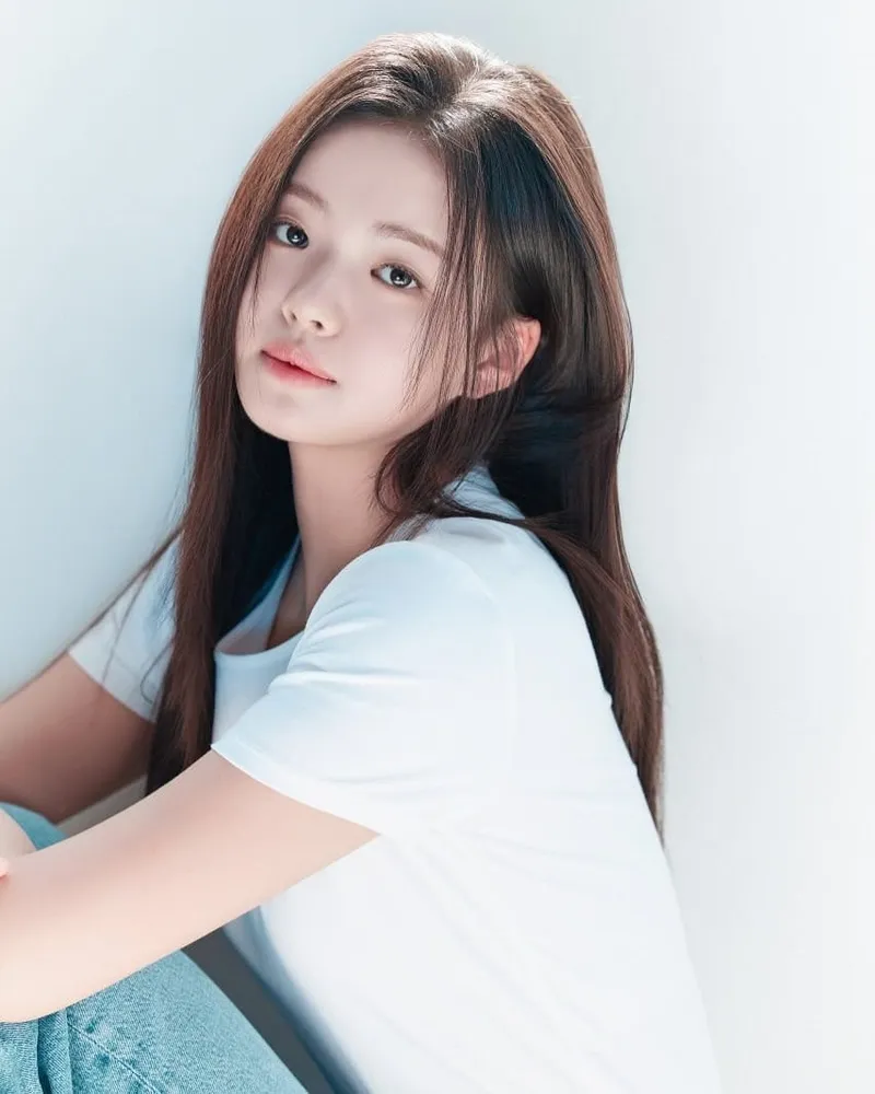 “2025 NEW PROFILE”…김시아, 맑은 눈빛 속 여름→순수함 압도 / 배우 김시아 인스타그램