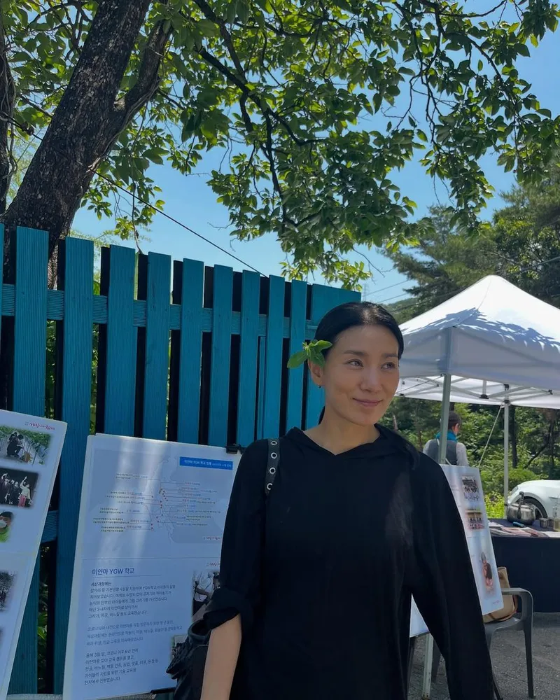 “세상과 함께 바자회”…김서형, 여름 자연 속 평온→행복 미소 / 배우 김서형 인스타그램