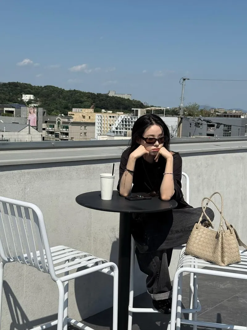 “햇살 아래 잠시 멈춘 시선”…신시아, 여유 속 고요한 무드→도심 루프탑 오후 / 배우 신시아 인스타그램