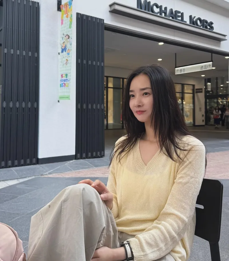 “피부가 살아 숨 쉬는 오후”…배우희, 관리 후 여유→초여름 빛깔로 환한 미소 / 가수, 배우 배우희 인스타그램