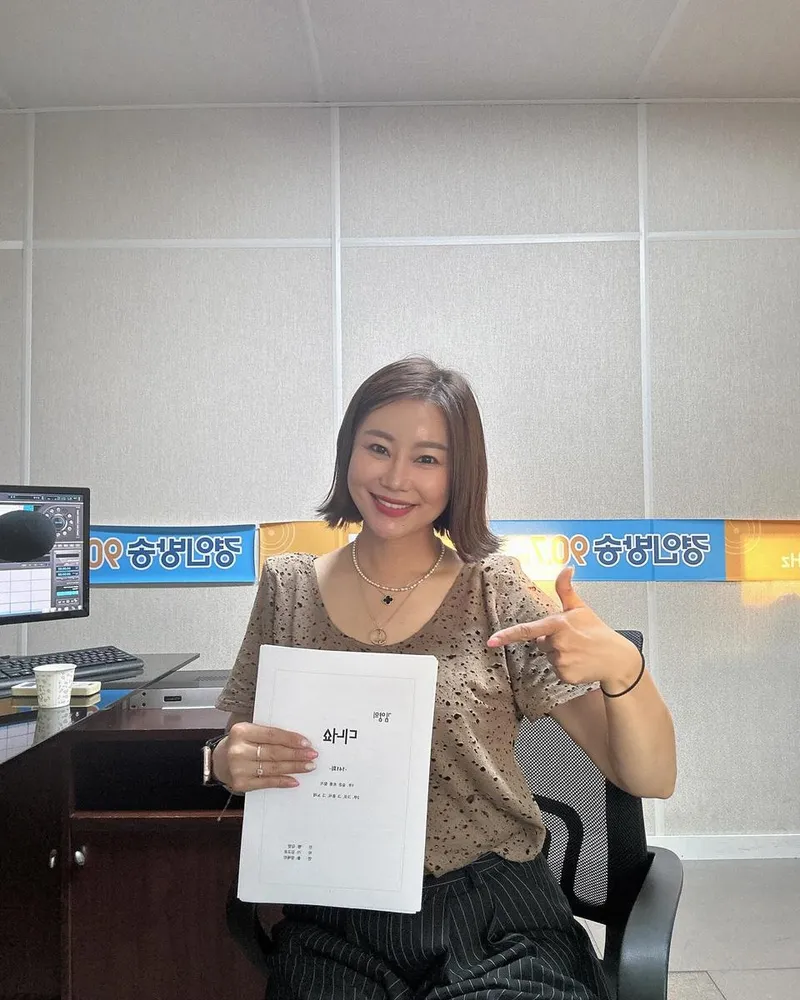 “고맙습니다”…김양, 산뜻한 미소→여름 방송 현장 활력 / 가수 김양 인스타그램