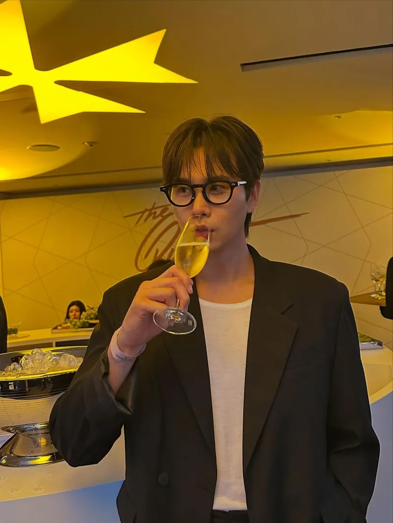 “뒤돌아보지마”…박창환, 단단한 결의→여름밤 분위기 압도 / 하트페어링 출연자 조종사 박창환 인스타그램