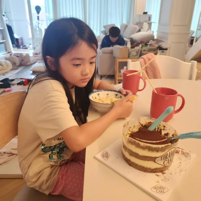 “밥보다 티라미수 바라보는 눈”…정미애, 달콤한 고민→가족 일상 포착 / 가수 정미애 인스타그램