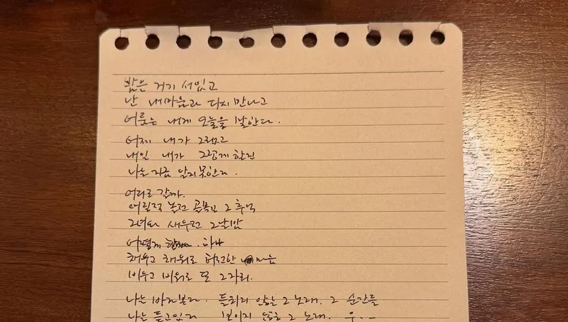 “잘 듣고 계신가요”…소수빈, 여름 오후→서정 감성의 시간 여행 / 가수 소수빈 인스타그램
