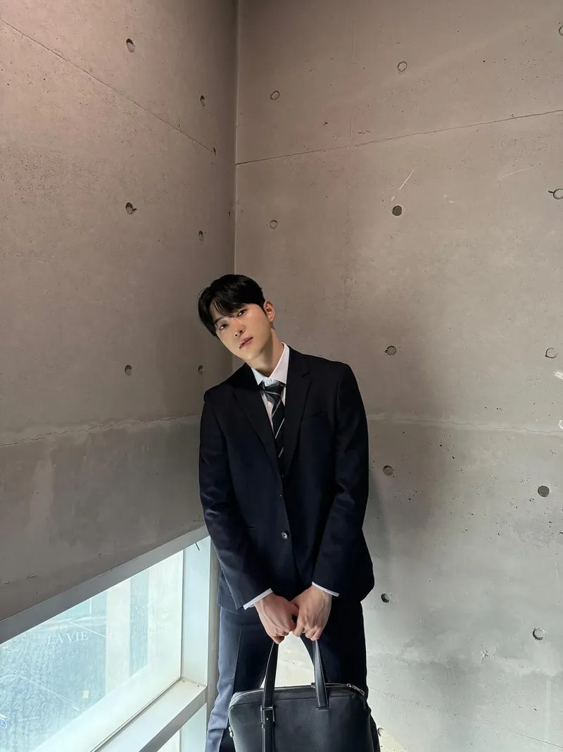 “고요한 시선이 만든 여운”…국동호, 강렬한 정적→도회적 수트 자태 / 솔로지옥4 출연자 회계사 국동호 인스타그램