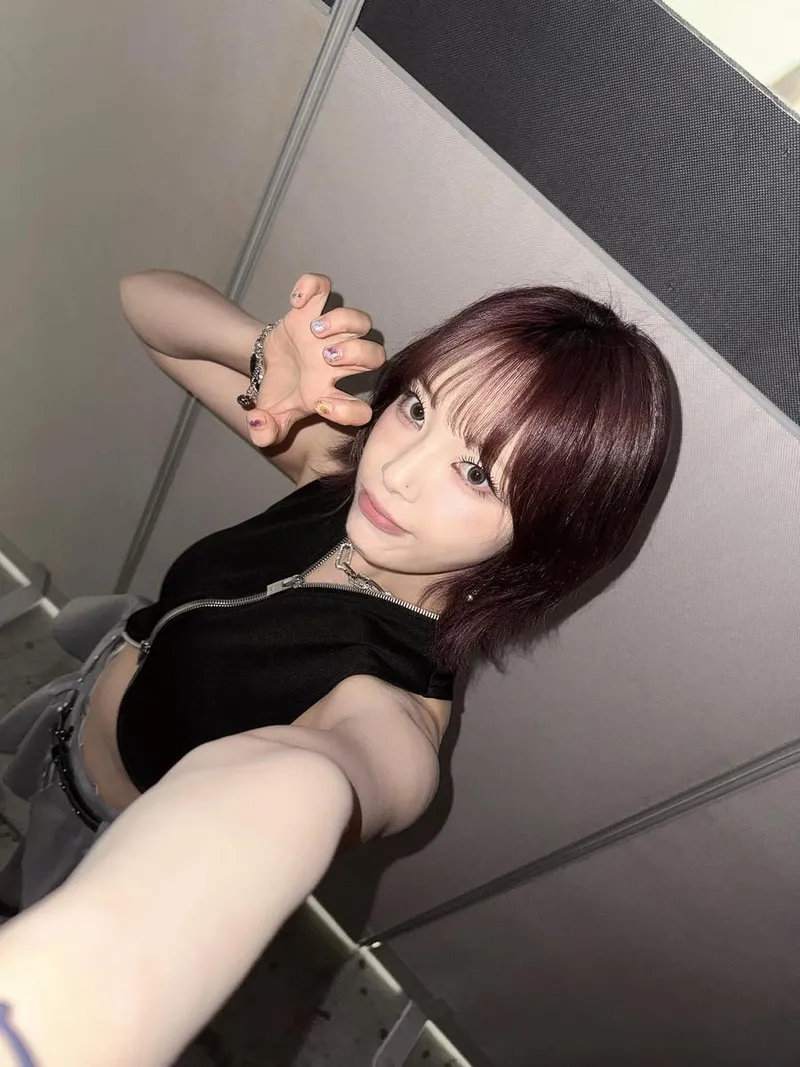 “시선을 응집시킨 포즈”…문수아, 여름 오후→강렬한 셀카 압도 / 걸그룹 빌리 문수아 인스타그램