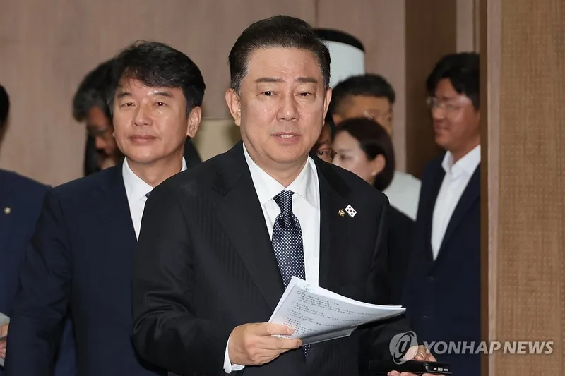 더불어민주당 김병기 신임 원내대표가 15일 국회 소통관에서 원내대표단 인선을 발표하기 위해 발언대로 향하고 있다 / 연합뉴스