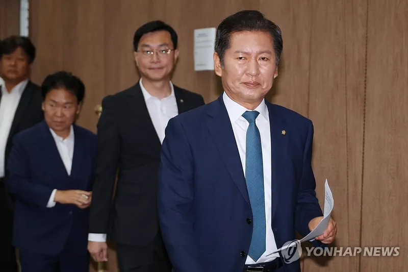 정청래 출사표에 요동치는 더불어민주당…이재명 정부 첫 여당 대표 경쟁 본격화
