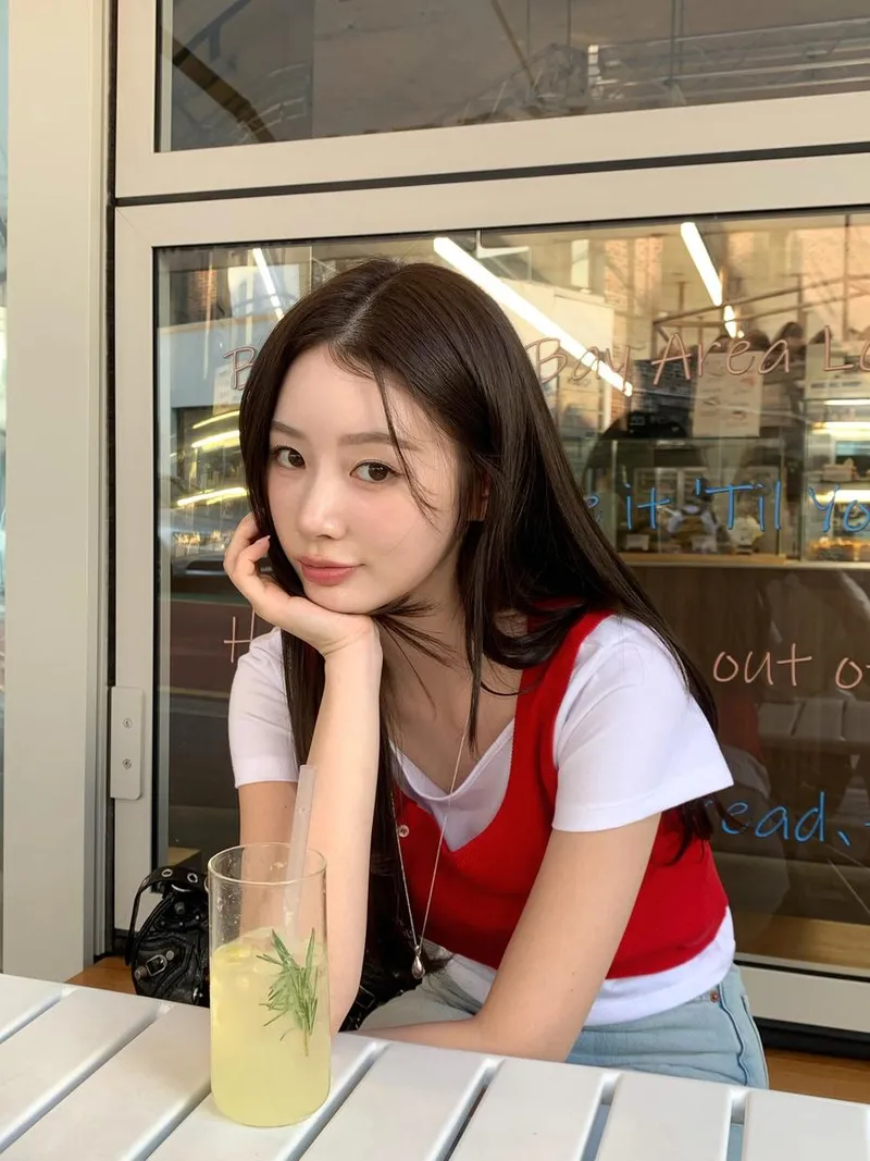“요즘 날씨가 빨간맛”…이유정, 여름 오후→청량한 분위기 속 미모 / 환승연애3 출연자 모델 이유정 인스타그램