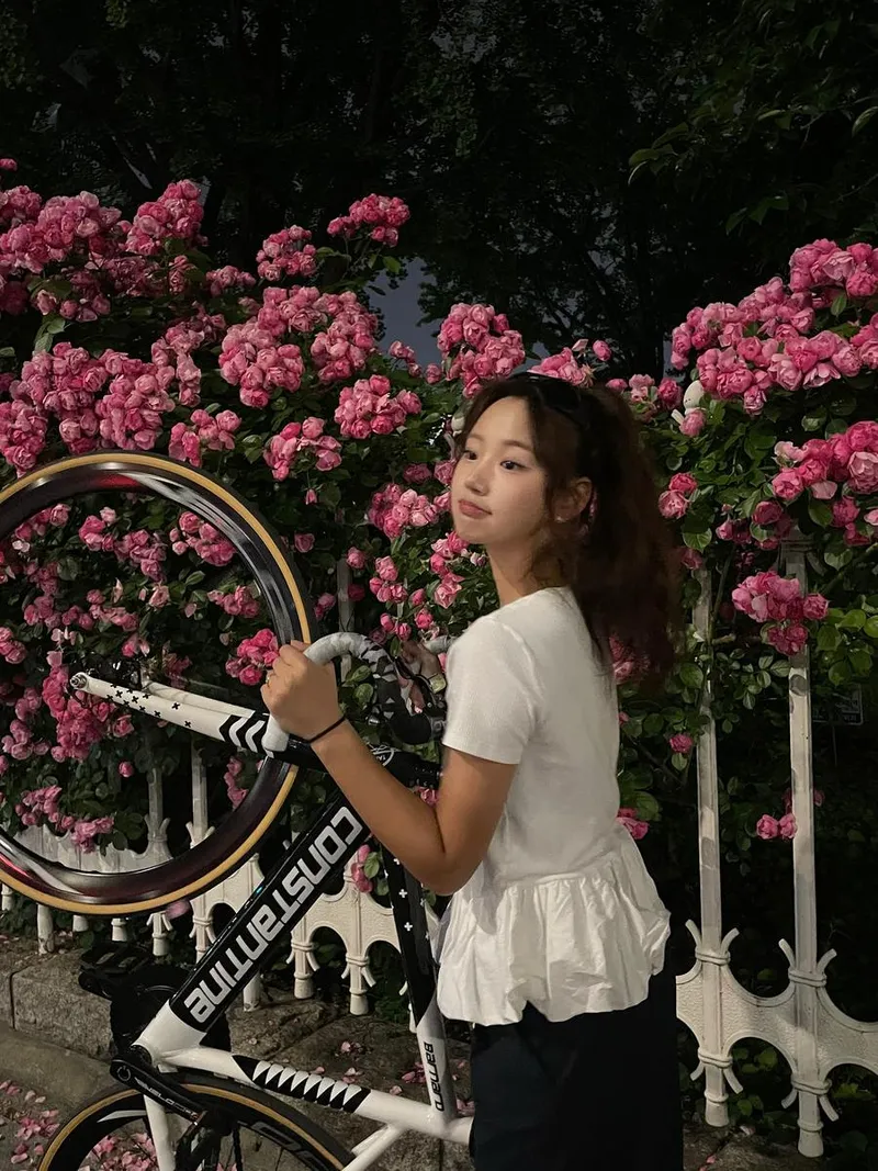 “장미 흐드러진 밤”…노희지, 고요한 산책길→청순 미감 포착 / 모델 노희지 인스타그램