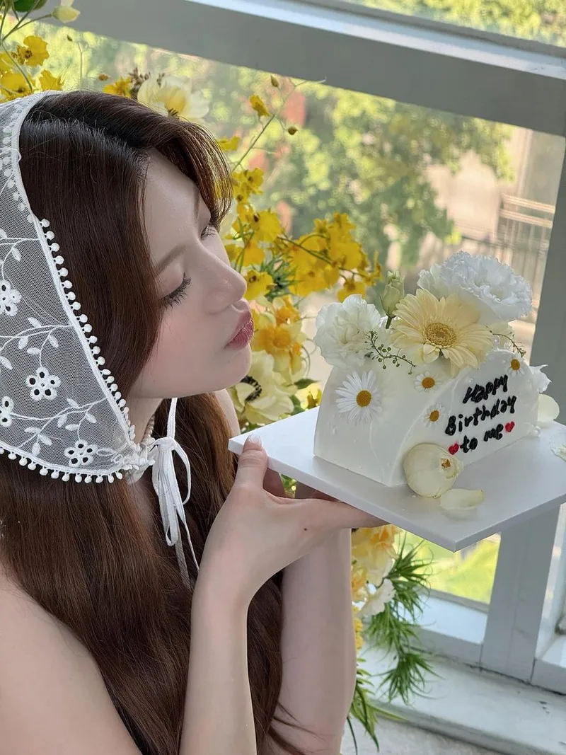 “생일 케이크에 담은 고요한 설렘”…세은, 투명한 여름날→순수 미소로 전율 / 걸그룹 스테이씨 세은 인스타그램